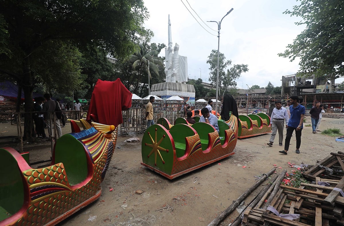 চট্টগ্রাম নগরের বিপ্লব উদ্যানে মেলার জন্য নাগরদোলা বসানোর প্রস্তুতি চলছে। আজ বেলা তিনটায়