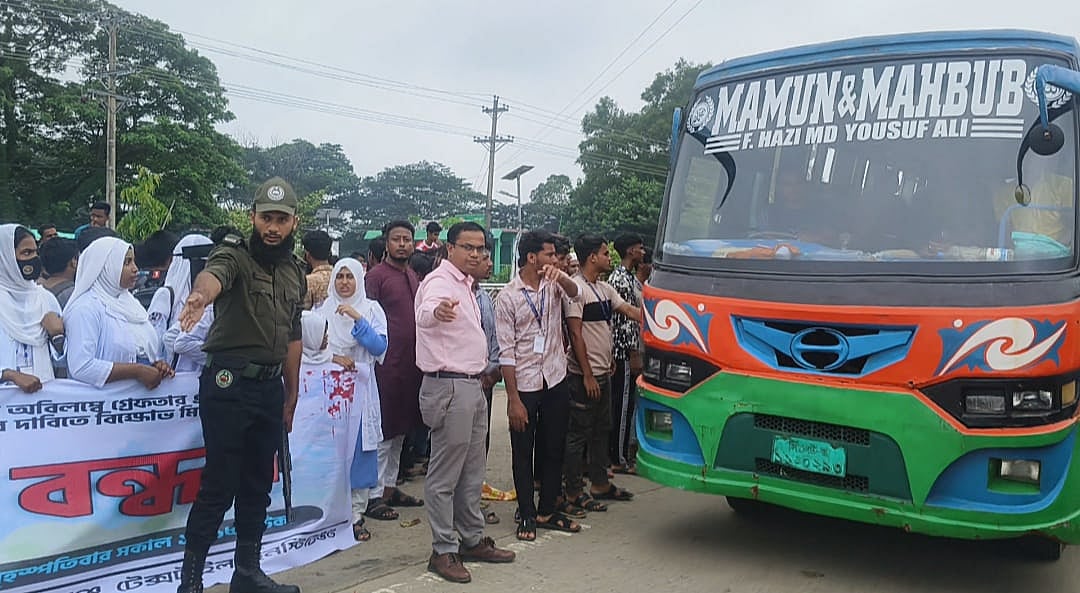 সুনামগঞ্জ-সিলেট সড়কে ফিটনেসবিহীন যানবাহনের বিরুদ্ধে অভিযান। আজ বৃহস্পতিবার দুপুরে শান্তিগঞ্জ উপজেলা পরিষদের সামনে