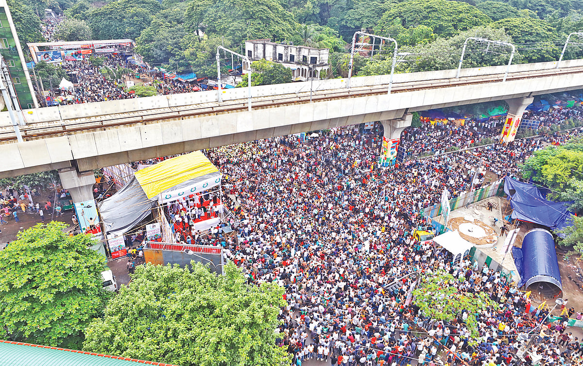 ব্যস্ততম শাহবাগ মোড় ও সংলগ্ন সড়কে ছাত্রদলের সমাবেশ, ৩ আগস্ট ২০২৫