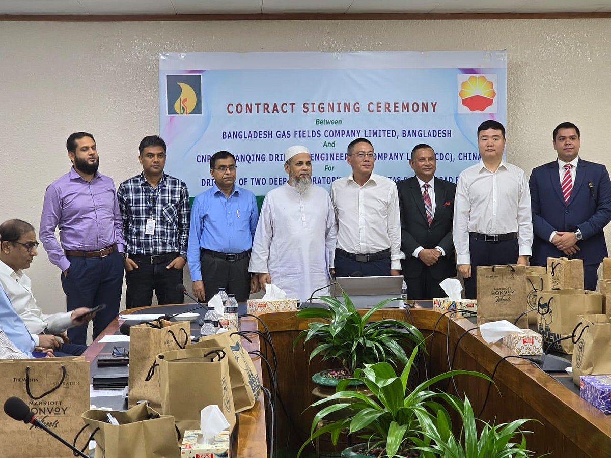চুক্তি স্বাক্ষর অনুষ্ঠানে পেট্রোবাংলা, বিজিএফসিএল ও সিসিডিসির কর্মকর্তারা
