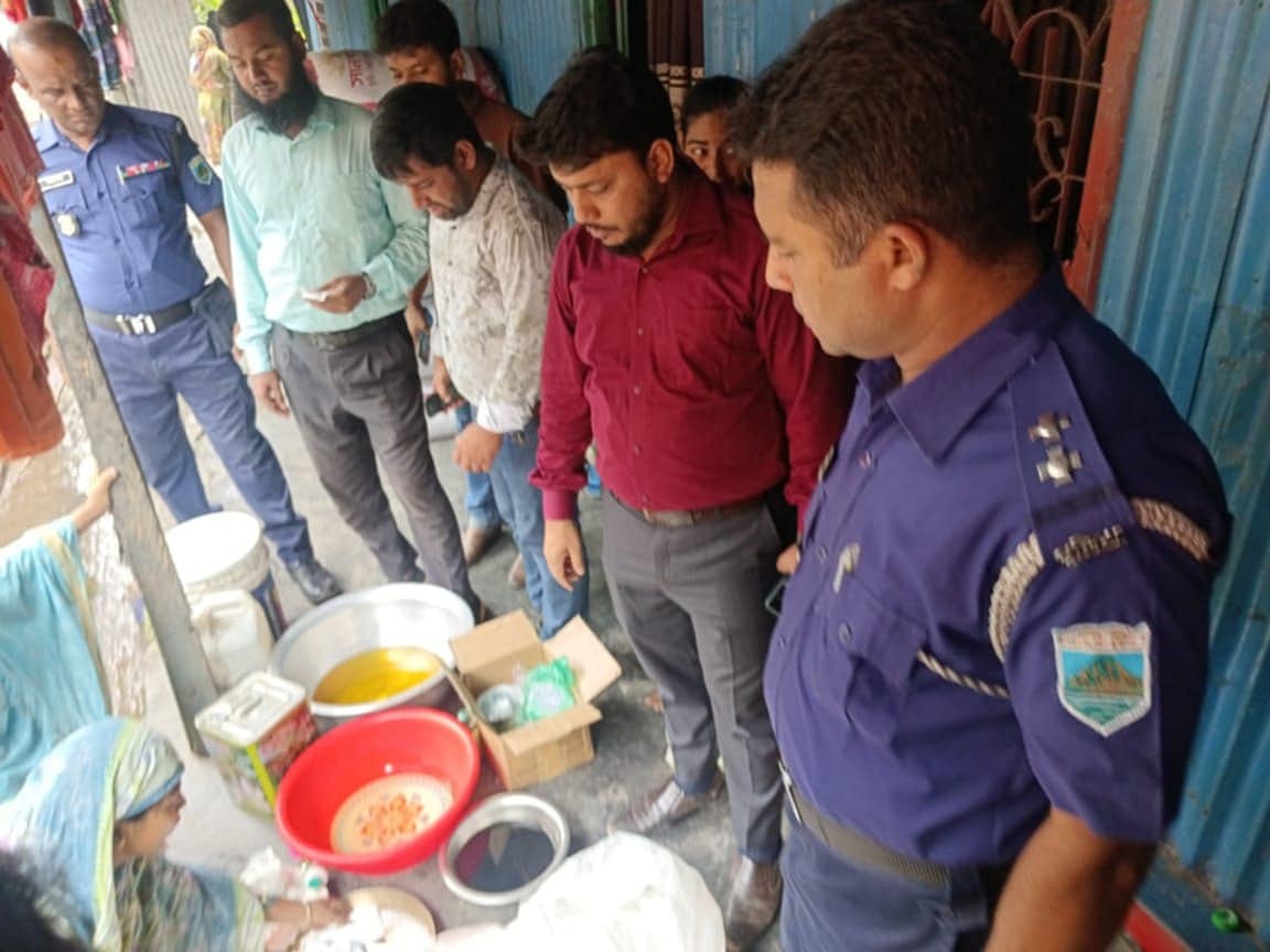 নকল দুধ তৈরি কারখানায় অভিযান। আজ বৃহস্পতিবার দুপুরে পাবনার ফরিদপুর উপজেলার গোপালনগর গ্রাম