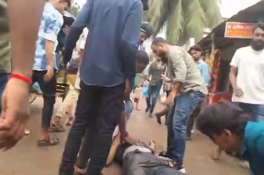 সংবাদ সংগ্রহ করতে গিয়ে চাঁদাবাজদের বেধড়ক মারধরের শিকার হয়েছেন স্থানীয় এক সংবাদকর্মী। গত বুধবার বেলা সাড়ে তিনটার দিকে সাহাপাড়া এলাকায়