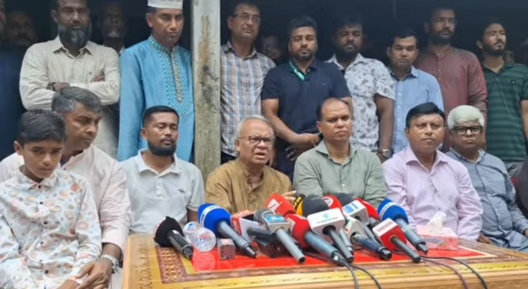 মাইলস্টোন ট্র্যাজেডিতে নিহত শিক্ষাপ্রতিষ্ঠানটির অফিস সহকারী মাসুমা বেগমের বাসায় যান রুহুল কবির রিজভী। এরপর তিনি সাংবাদিকদের সঙ্গে কথা বলেন