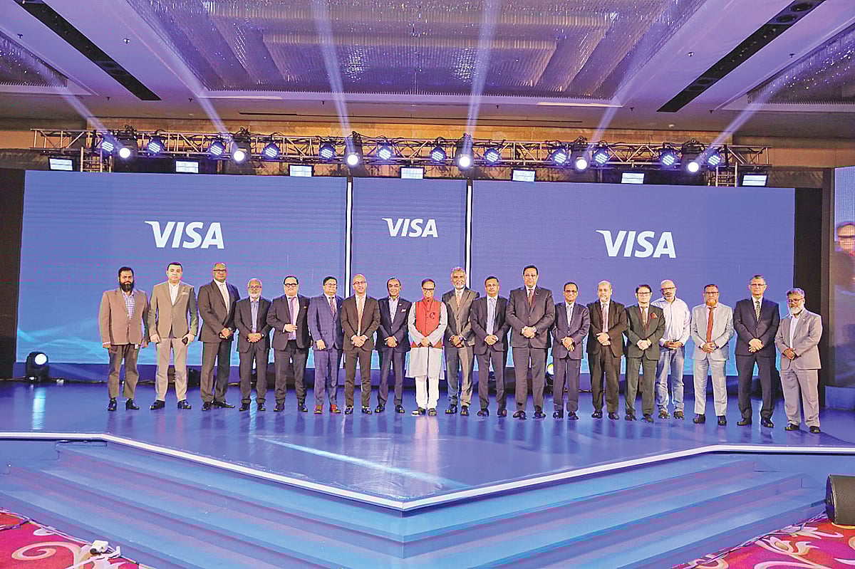 দেশের আর্থিক খাতে গুরুত্বপূর্ণ ভূমিকা পালনের জন্য ১৭ প্রতিষ্ঠানকে পুরস্কৃত করে ভিসা। বাংলাদেশ ব্যাংকের গভর্নর আহসান এইচ মনসুরের সঙ্গে সম্মাননাপ্রাপ্ত প্রতিষ্ঠানের কর্মকর্তারা। সম্প্রতি রাজধানীর একটি হোটেলে