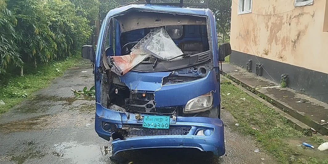 দুর্ঘটনাকবলিত পিকআপ ভ্যান জব্দ করেছে পুলিশ। আজ বৃহস্পতিবার সকালে টাঙ্গাইলের ধনবাড়ী থানায়