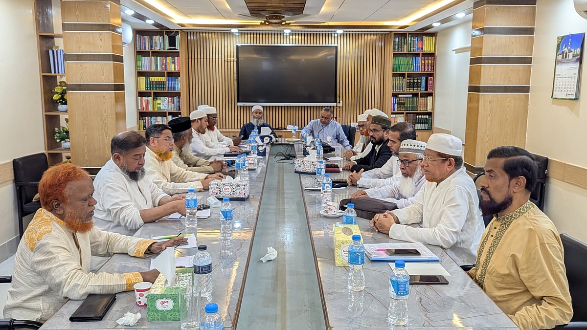 বাংলাদেশ জামায়াতে ইসলামীর কেন্দ্রীয় নির্বাহী পরিষদের জরুরি বৈঠকে দলটির নেতারা