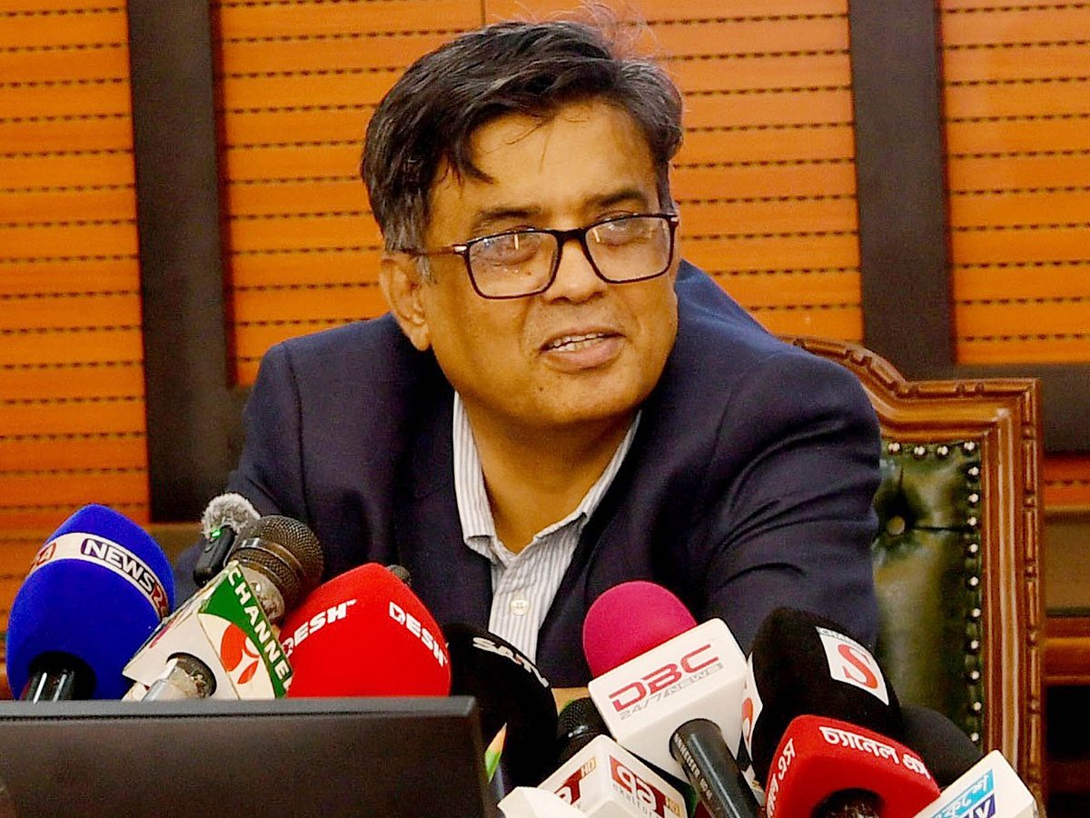 সচিবালয়ে উপদেষ্টা পরিষদের বৈঠক শেষে সংবাদ সম্মেলন করেন প্রধান উপদেষ্টার প্রেস সচিব শফিকুল আলম। ৭ আগস্ট