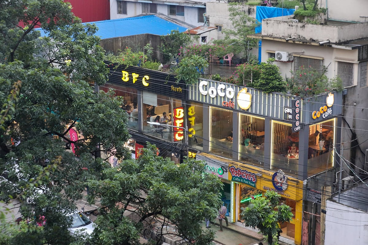 খাবারের দোকানপাটের ভিড়ে আবাসিক এলাকা খিলগাঁওকে আলাদা করে এখন চেনাই মুশকিল। তবে সুসজ্জিত এসব দোকান, রেস্তোরাঁগুলোই এখন হয়ে উঠেছে খিলগাঁও-তালতলাবাসীর আড্ডা, খাওয়াদাওয়া, ঘোরাঘুরি তথা বিনোদনের অন্যতম স্থান