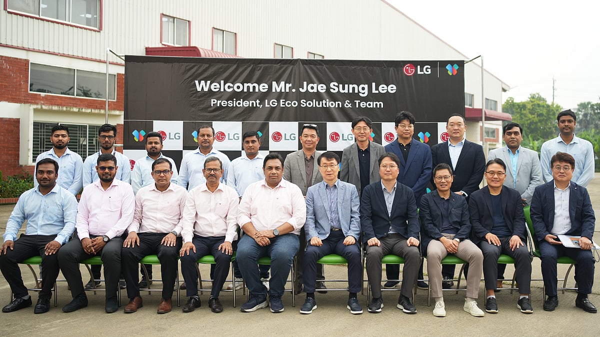 বাটারফ্লাই গ্রুপের কারখানা পরিদর্শনের সময় এলজির গ্লোবাল ইকো সলিউশন বিভাগের প্রেসিডেন্ট জোসাং লির সঙ্গে বাটারফ্লাই গ্রুপ এবং এলজি বাংলাদেশের কর্মকর্তারা উপস্থিত ছিলেন