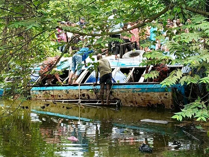 দুর্ঘটনাকবলিত বাস। আজ দুপুরে শেরপুরের ঝিনাইগাতী উপজেলার খৈলকুড়া এলাকায়