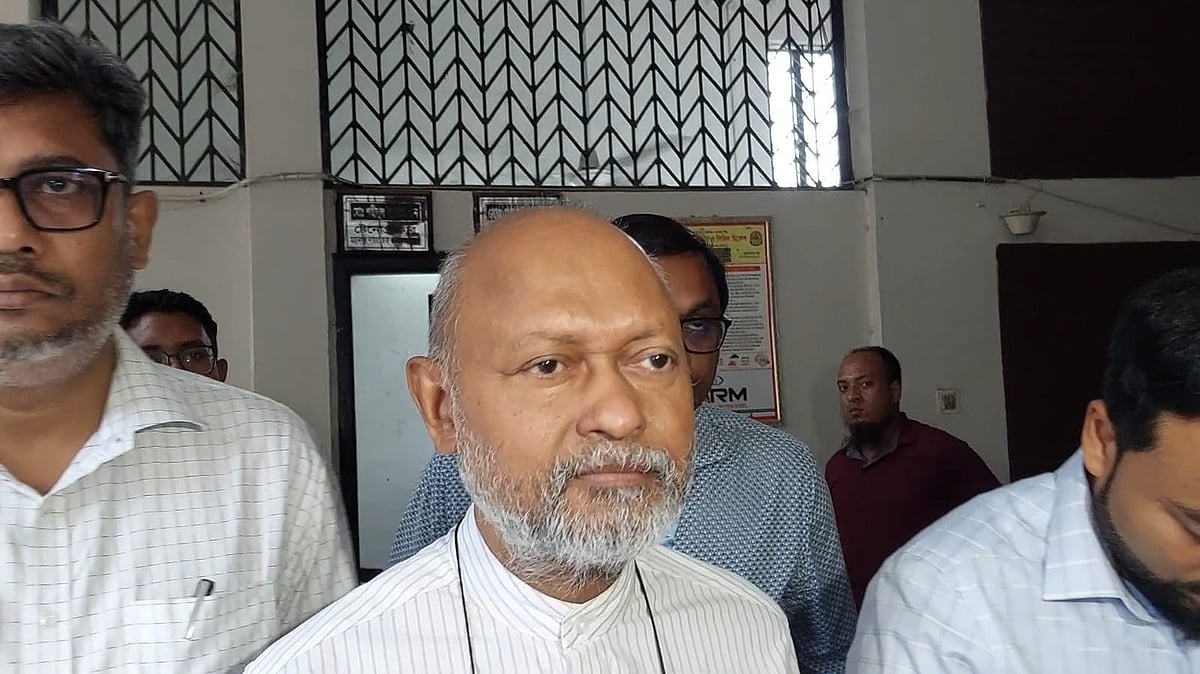 অধ্যাপক নাজমুল আহসান কলিমুল্লাহ ঢাকার মহানগর দায়রা জজ আদালত প্রাঙ্গণে। ৭ আগস্ট, ২০২৫