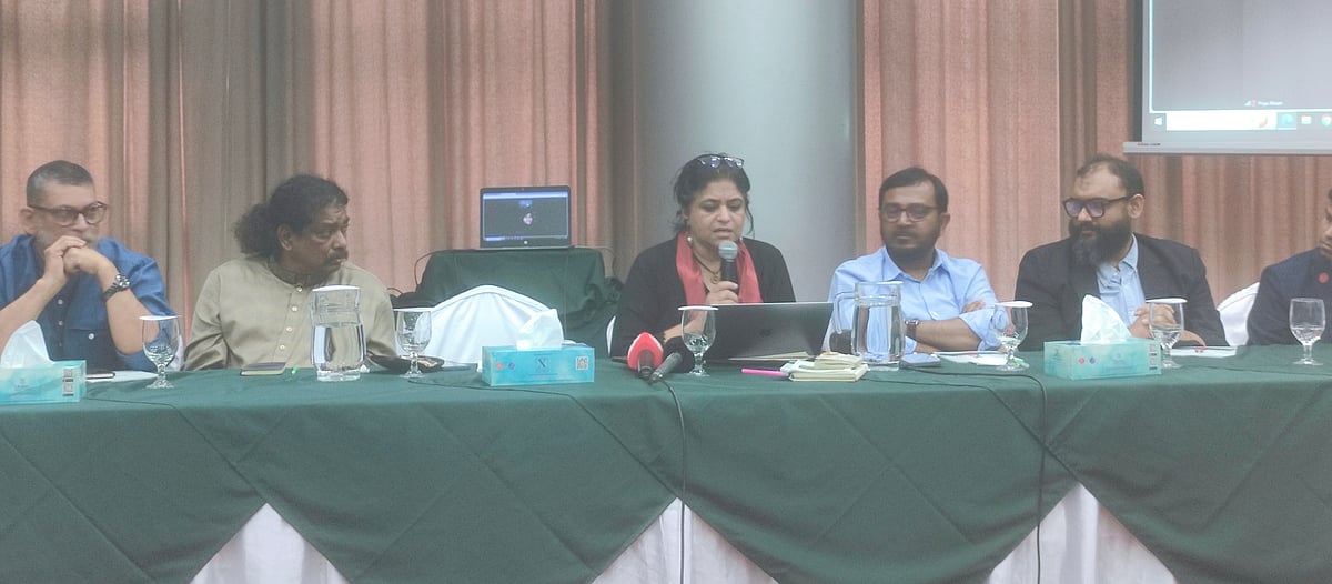 আলোচনা সভায় বক্তব্য দিচ্ছেন সুপ্রিম কোর্টের জ্যেষ্ঠ আইনজীবী সারা হোসেন। আজ বৃহস্পতিবার রাজধানীর শেরেবাংলা নগরে বাংলাদেশ-চীন মৈত্রী সম্মেলন কেন্দ্রে