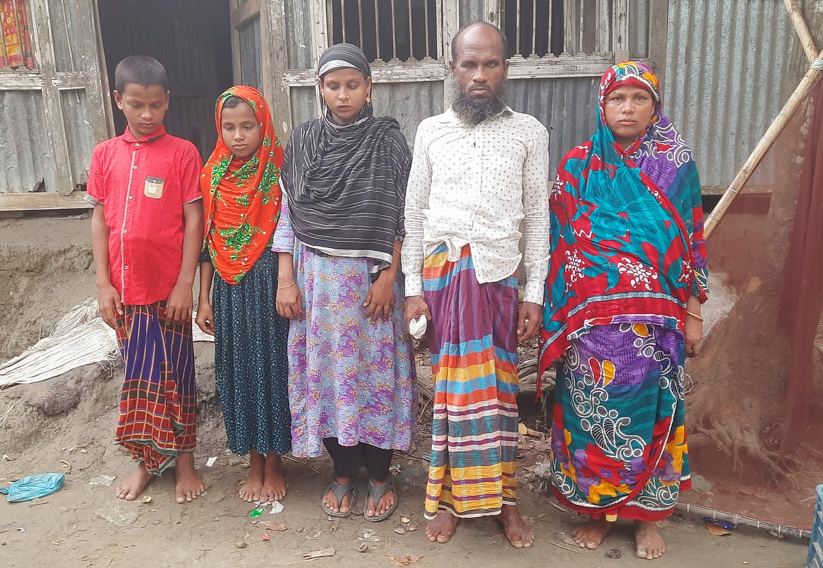 তিন দৃষ্টিপ্রতিবন্ধী ছেলেমেয়ের সঙ্গে দৃষ্টিপ্রতিবন্ধী কামাল, পাশে তাঁর স্ত্রী। সম্প্রতি তোলা