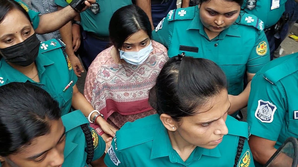 মেজর সাদিকুলের স্ত্রী জাফরিনকে আদালত থেকে হাজতখানায় নিয়ে যাচ্ছে পুলিশ