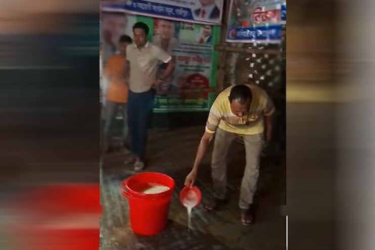 গাজীপুরের কালিয়াকৈর উপজেলা বিএনপির কার্যালয়ে দুধ ঢেলে দিচ্ছেন বিএনপির নেতা-কর্মীরা। গতকাল রাতে তোলা