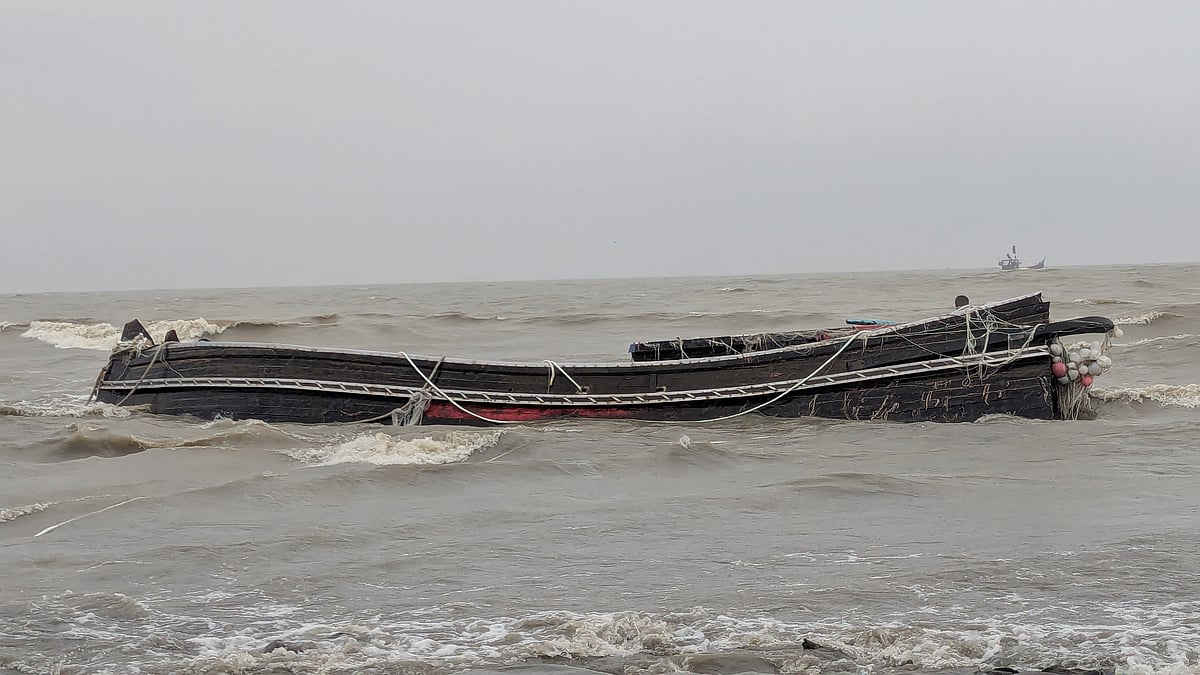 পটুয়াখালীর কুয়াকাটা সমুদ্রসৈকতে ভেসে আসা ট্রলার। আজ সকালে ট্যুরিজম পার্কসংলগ্ন এলাকায়