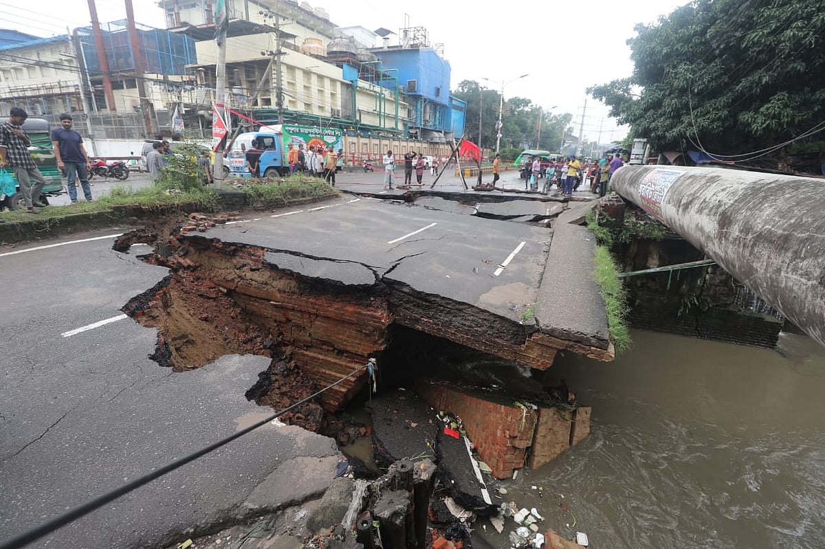 চট্টগ্রাম নগরের অক্সিজেন এলাকায় সেতু ভেঙে দুই ভাগ হয়ে গেছে