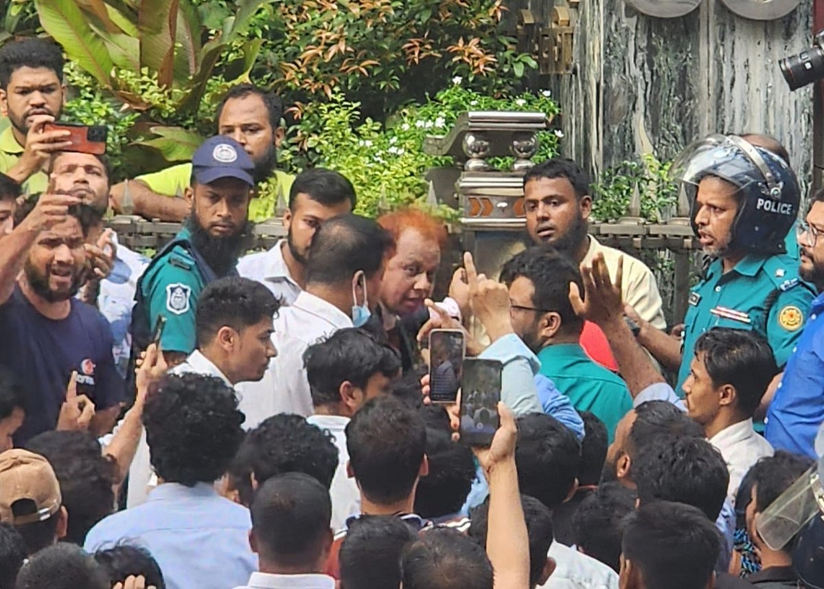 চাকরিচ্যুতদের হামলায় আল-আরাফাহ্‌ ইসলামী ব্যাংকের মানবসম্পদ বিভাগের প্রধানসহ অন্তত ১৫ জন আহত হয়েছেন। আজ বৃহস্পতিবার বিকেলে ঢাকার দৈনিক বাংলা মোড়ে