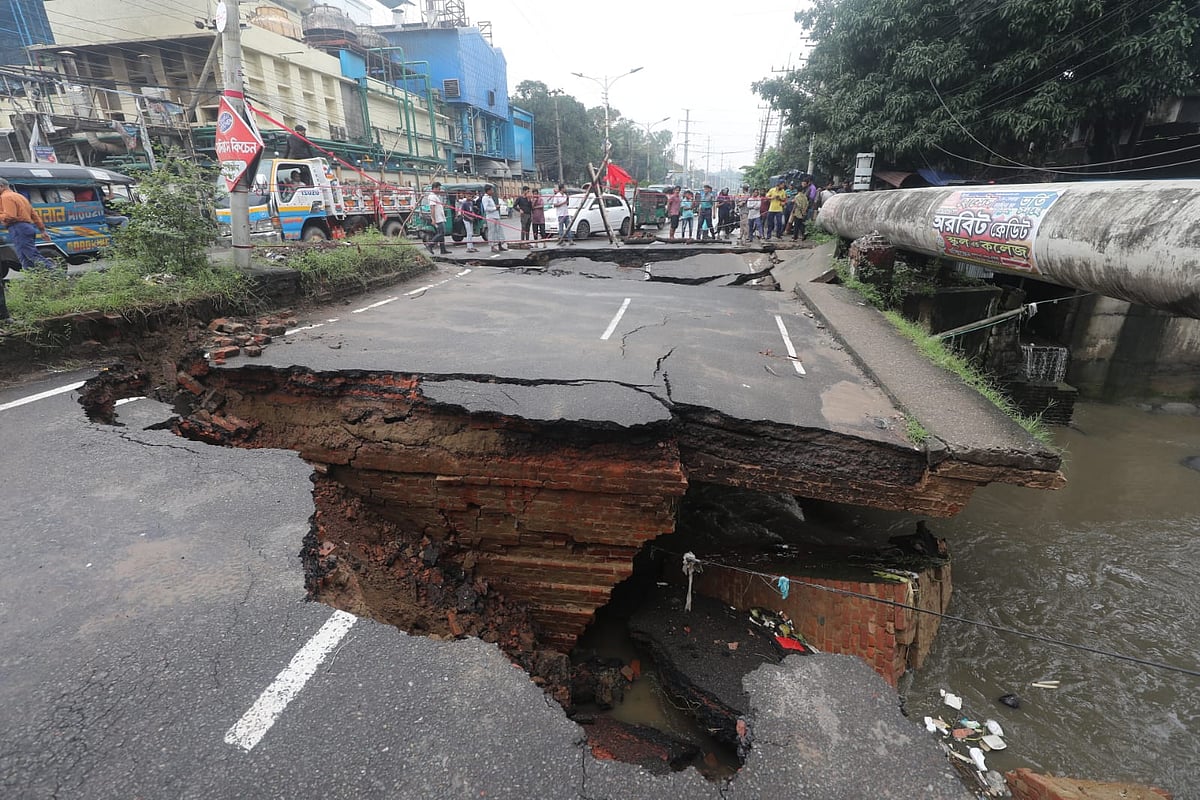 চট্টগ্রাম নগরের অক্সিজেন এলাকায় সেতু ভেঙে দুই ভাগ হয়ে গেছে