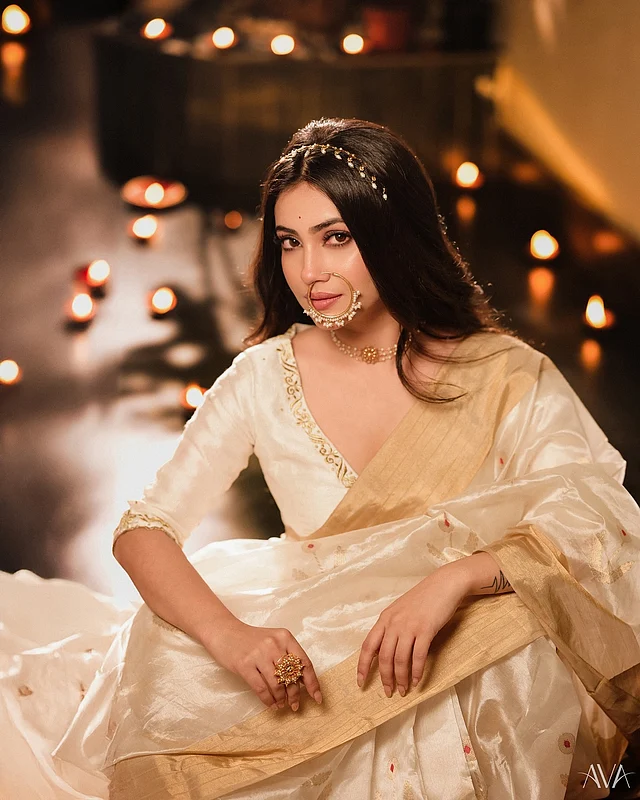 Teshiklarini korsatadigan yalangoch katta yoshli blondalarning fotosuratlari Teshiklarini korsatadigan yalangoch katta yoshli blondalarning fotosuratlari