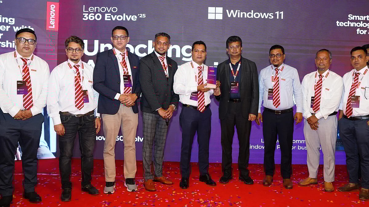 লেনোভোর সম্মাননা গ্রহণ করছেন জসিম উদ্দিন খোন্দকার (ডান থেকে চতুর্থ)