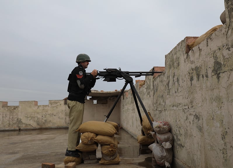 পাকিস্তানের পেশওয়ারের উপকণ্ঠে সতর্ক অবস্থানে পুলিশের এক কর্মকর্তা