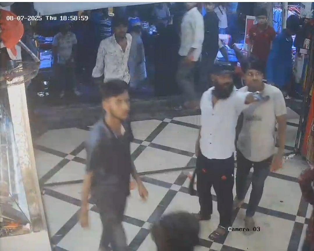 গাজীপুর নগরের চান্দনা চৌরাস্তা এলাকায় ধারালো অস্ত্র নিয়ে দাঁড়িয়ে আছে কয়েকজন। গতকাল বৃহস্পতিবার রাতে।