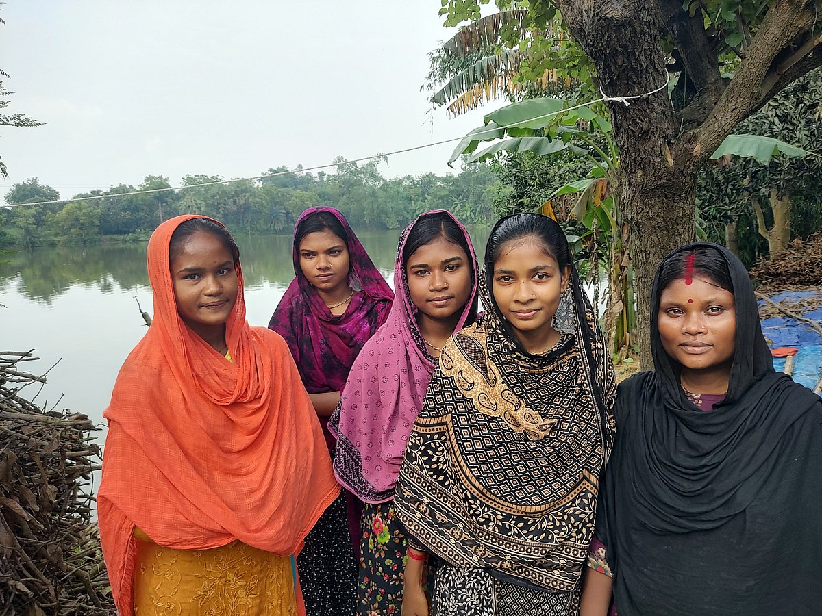 পড়ালেখা করে এগিয়ে যেতে চান তুরি জনগোষ্ঠীর মেয়েরা। সম্প্রতি চাঁপাইনবাবগঞ্জের গোমস্তাপুর উপজেলার মাধাইপুর গ্রামে