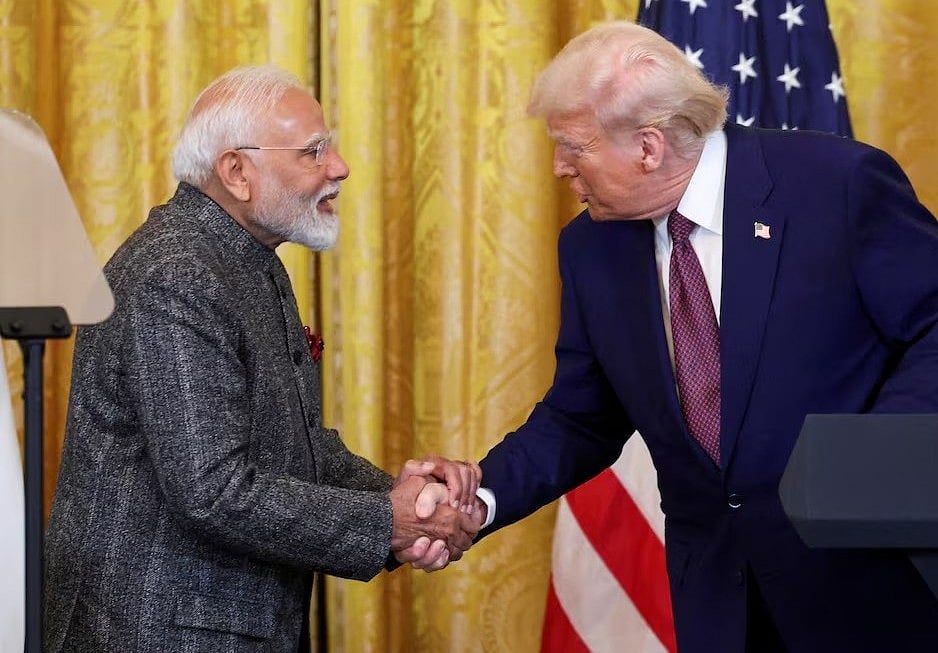 মার্কিন প্রেসিডেন্ট ডোনাল্ড ট্রাম্পের সঙ্গে করমর্দন করছেন ভারতের প্রধানমন্ত্রী নরেন্দ্র মোদি–১৩ ফেব্রুয়ারি ২০২৫, ওয়াশিংটন ডিসি