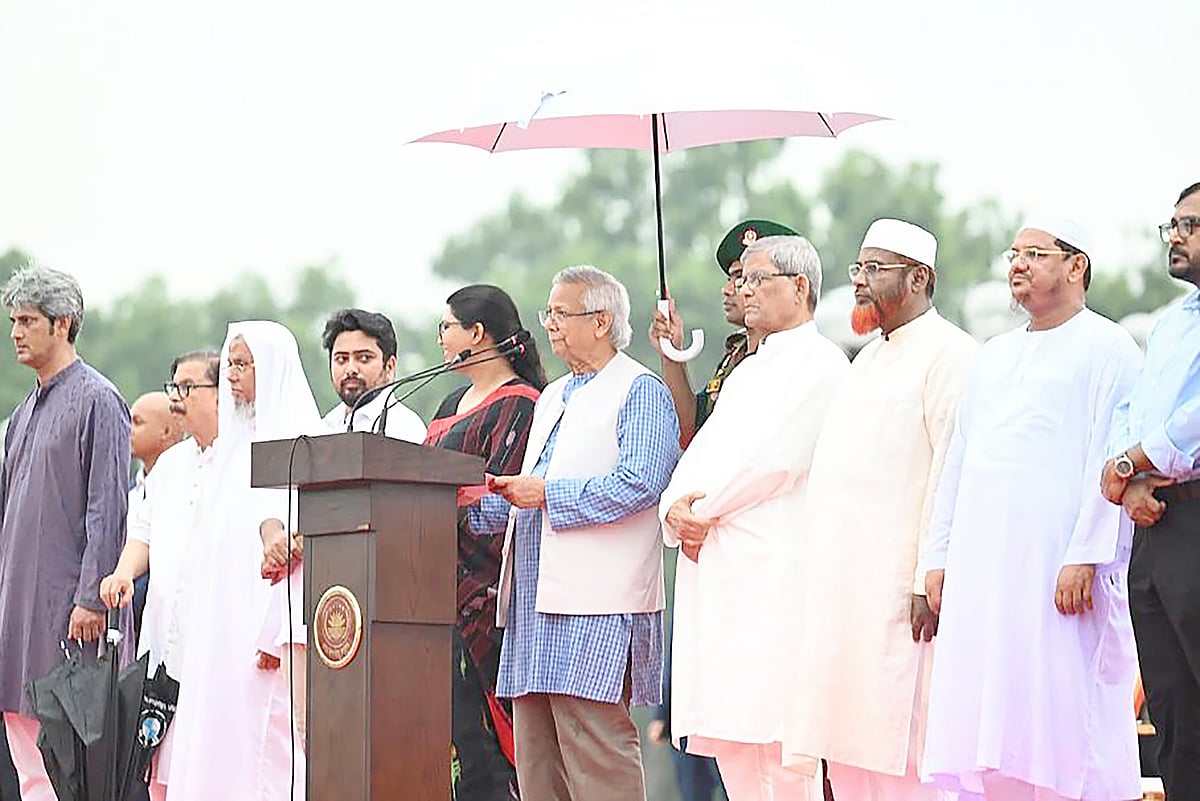 অন্তর্বর্তী সরকারের প্রধান উপদেষ্টা অধ্যাপক মুহাম্মদ ইউনূস ৫ আগস্ট মানিক মিয়া অ্যাভিনিউয়ে জুলাই ঘোষণাপত্র পাঠ করেন