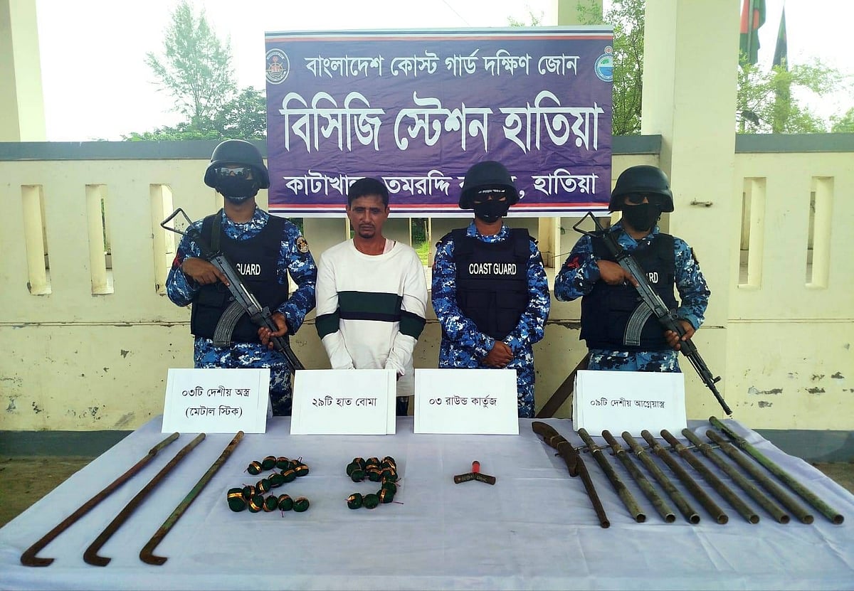 নোয়াখালীর সুবর্ণচরে কোস্টগার্ডের অভিযানে অস্ত্রসহ গ্রেপ্তার আবু বক্কর ছিদ্দিক আজ দুপুরে কোস্টগার্ডের হাতিয়া স্টেশনে