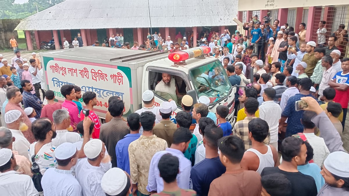 গাজীপুরে নিহত সাংবাদিক আসাদুজ্জামান তুহিনের মরদেহবাহী অ্যাম্বুলেন্স আজ বিকেল সোয়া ছয়টায় গ্রামের বাড়িতে পৌঁছালে স্বজন ও এলাকাবাসী শেষ বারের মতো দেখতে ভিড় করেন