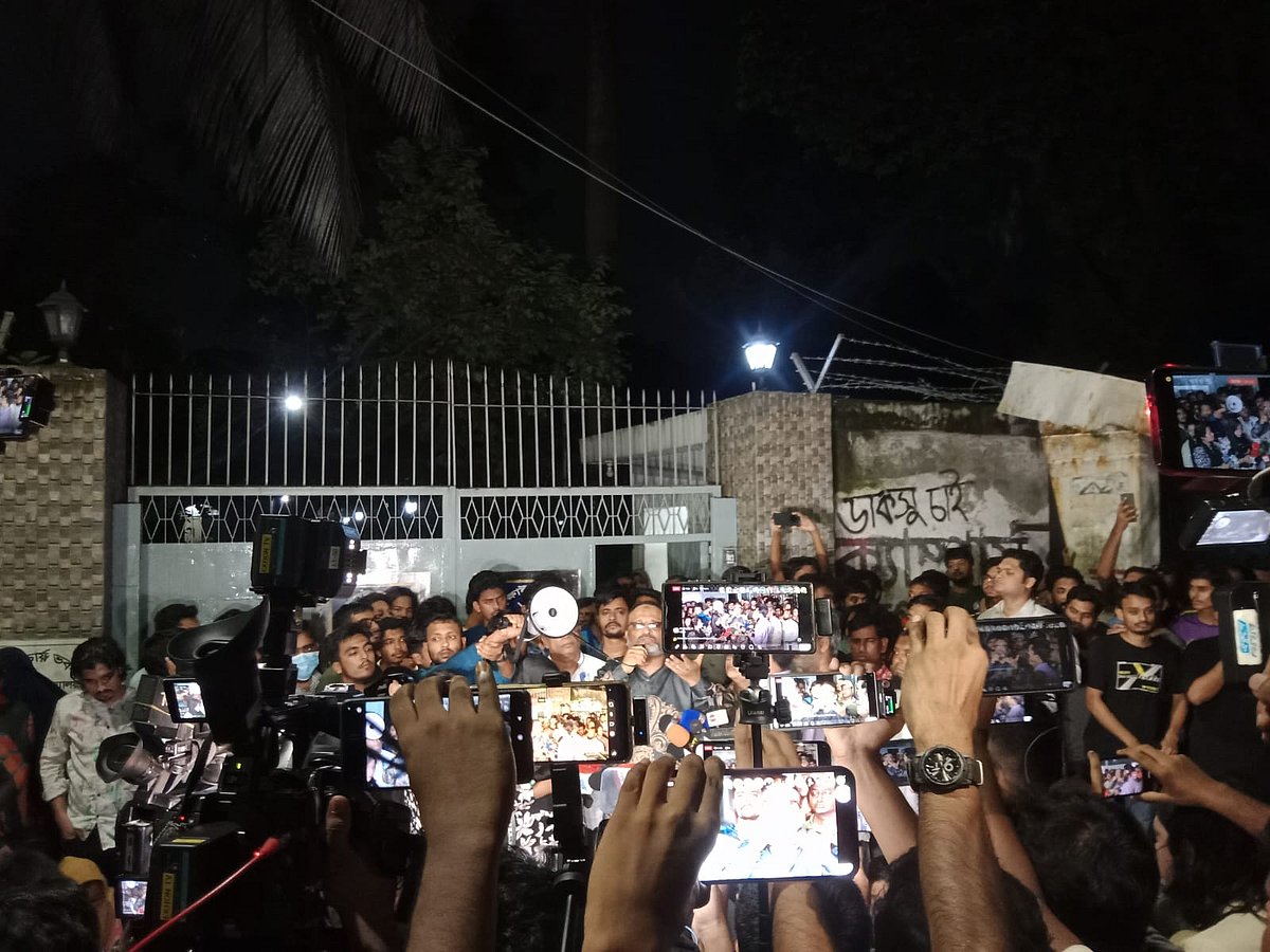 নিজ বাসভবনের সামনে আন্দোলনরত শিক্ষার্থীদের উদ্দেশ্যে বক্তব্য রাখছেন ঢাকা বিশ্ববিদ্যালয়ের উপাচার্য অধ্যাপক নিয়াজ আহমদ