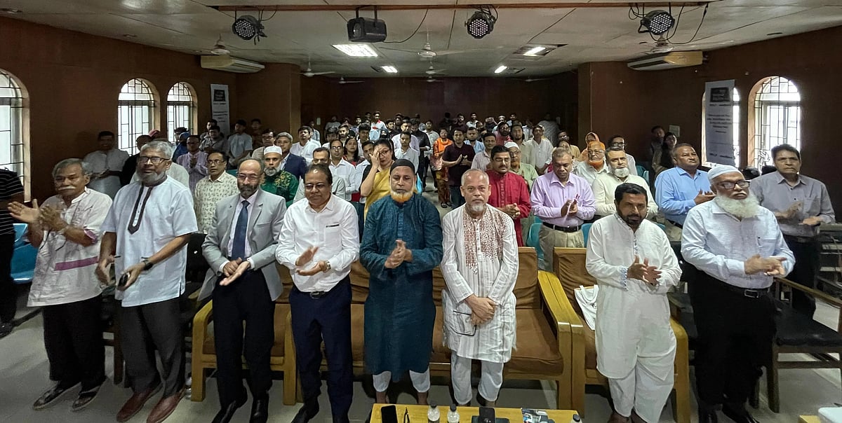 কুমিল্লায় ‘আইপিডিসি-প্রথম আলো প্রিয় শিক্ষক সম্মাননা ২০২৫’ উপলক্ষে আয়োজিত সুধী সমাবেশে দাঁড়িয়ে শিক্ষকদের প্রতি সম্মান জানান বিশিষ্টজনেরা। আজ শুক্রবার কবি কাজী নজরুল ইসলাম ইনস্টিটিউট, কুমিল্লা কেন্দ্রের মিলনায়তনে