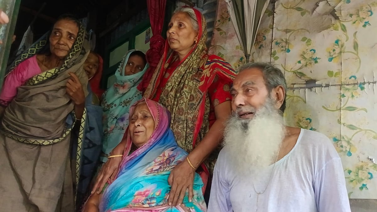 ছেলে হারানোর শোকে আহাজারি করছেন নিহত সাংবাদিক আসাদুজ্জামানের মা–বাবা। আজ শুক্রবার দুপুরে ময়মনসিংহের ফুলবাড়িয়া উপজেলার ভাটিপাড়া গ্রামে
