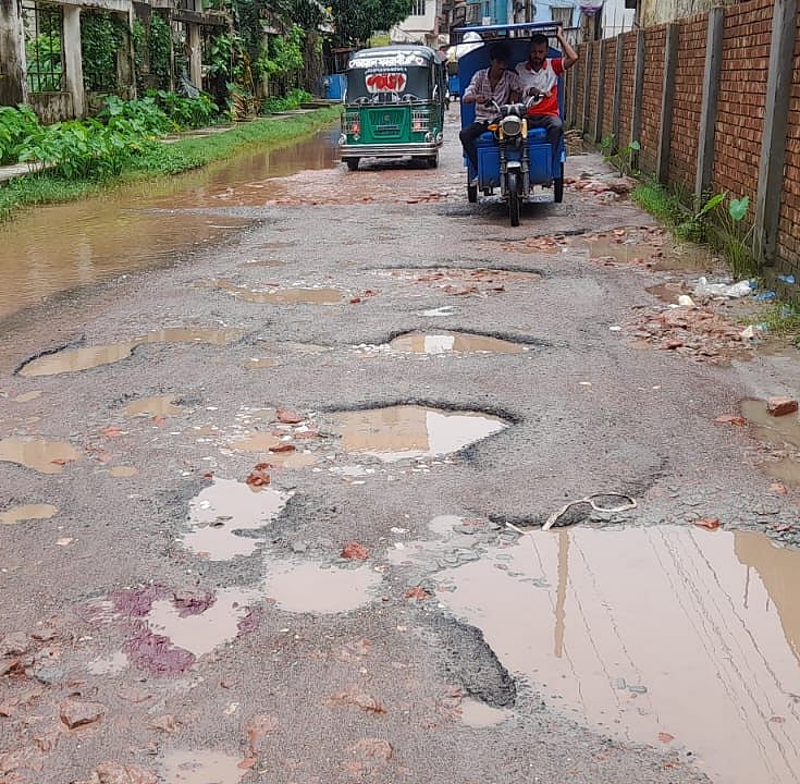 সড়ক জুড়ে ছোট–বড় গর্ত। বৃষ্টি হলেই পানি জমে এসব গর্তে। গতকাল বিকেলে নোয়াখালী পৌরসভার শিল্পকলা একাডেমি এলাকায় মাইজদী–ওটারহাট সড়ক থেকে তোলা