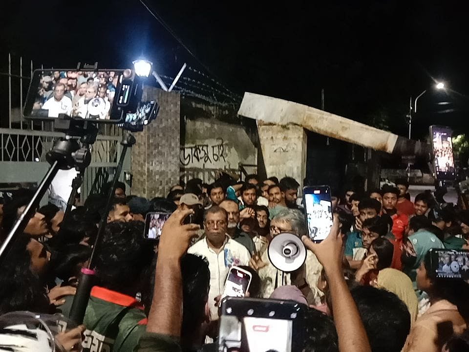 গতকাল শুক্রবার মধ্যরাতে উপাচার্যের বাসভবনের সামনে বিক্ষোভরত শিক্ষার্থীদের উদ্দেশে কথা বলছেন ঢাকা বিশ্ববিদ্যালয়ের প্রক্টর সাইফুদ্দীন আহমেদ