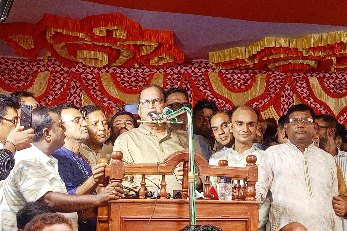 আলমডাঙ্গা উপজেলা পরিষদ মঞ্চে সমাবেশ অনুষ্ঠানে বক্তব্য দেন বিএনপির ভাইস চেয়ারম্যান শামসুজ্জামান দুদু। আজ শুক্রবার বিকেলে