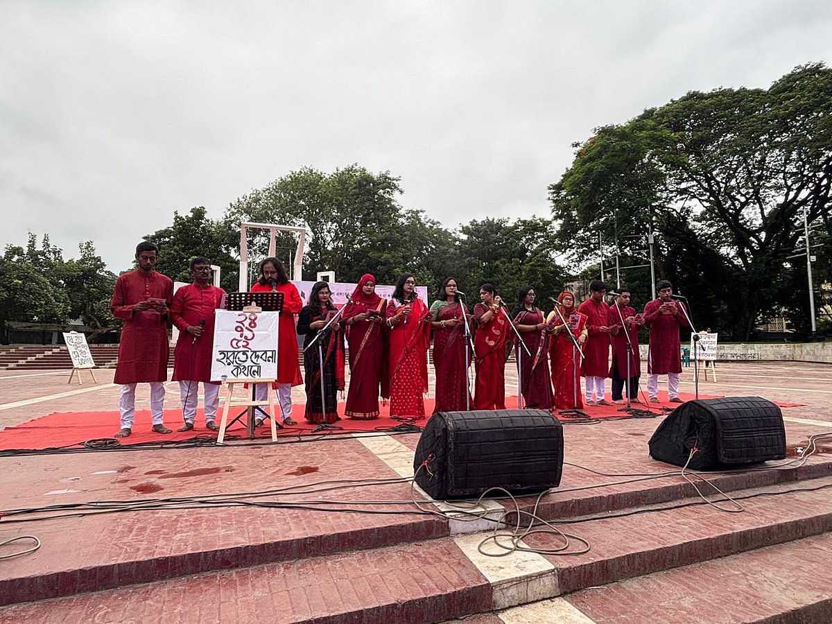 রাজধানীর কেন্দ্রীয় শহীদ মিনারে ‘লাল জুলাইয়ের কবিতা’ শিরোনামে আয়োজিত সাংস্কৃতিক অনুষ্ঠানে। ৮ আগস্ট, ২০২৫