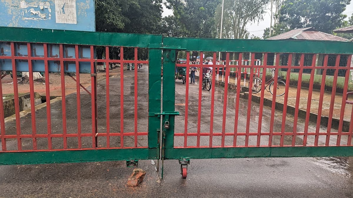 চট্টগ্রাম বিশ্ববিদ্যালয়ের ফটকে শিক্ষার্থীদের দেওয়া তালা। আজ দুপুরে