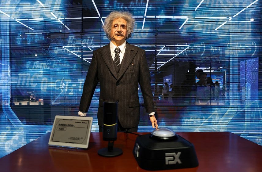 ‘রোবট মল’ নামের দোকানে প্রয়াত পদার্থবিজ্ঞানী আলবার্ট আইনস্টাইনের মতো দেখতে একটি মানবাকৃতির রোবট দাঁড়িয়ে আছে