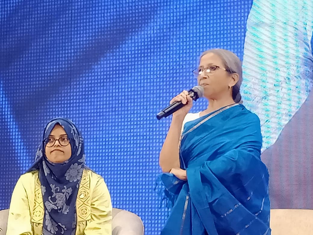 ‘জুলাই কন্যা অ্যাওয়ার্ড ২০২৫’ প্রদান অনুষ্ঠানে প্রধান অতিথির বক্তব্য দেন মৎস্য ও প্রাণিসম্পদ মন্ত্রণালয়ের উপদেষ্টা ফরিদা আখতার। আজ শুক্রবার বিকেলে রাজধানীর কৃষিবিদ ইনস্টিটিউশন বাংলাদেশ (কেআইবি) মিলনায়তনে