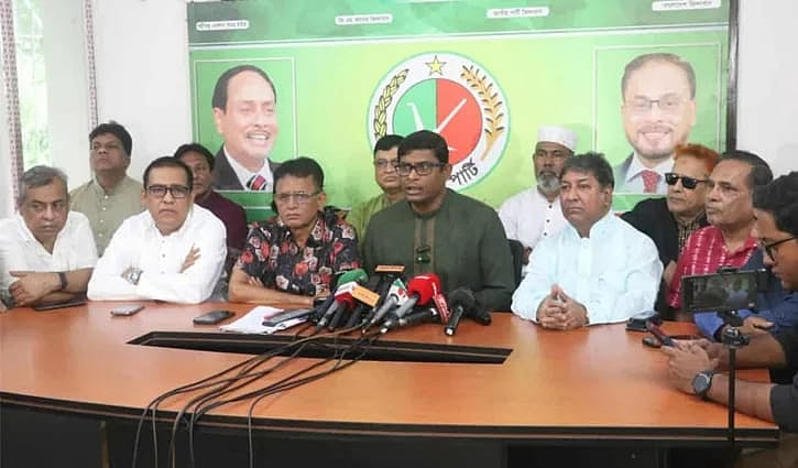 সংবাদ সম্মেলনে জি এম কাদের নেতৃত্বাধীন জাতীয় পার্টির মহাসচিব শামীম হায়দার পাটোয়ারী। আজ শুক্রবার কাকরাইলে জাতীয় পার্টির কেন্দ্রীয় কার্যালয়ে