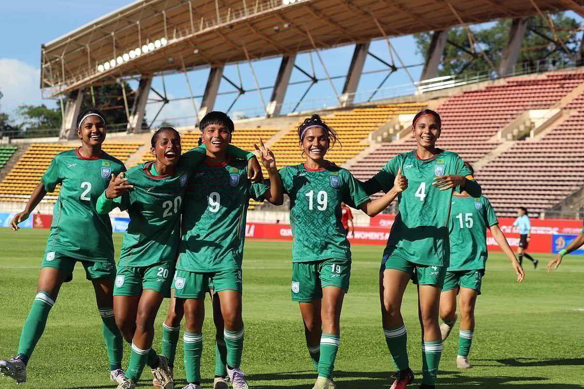 তৃষ্ণাকে (৯ নম্বর জার্সি) নিয়ে সতীর্থদের উদ্‌যাপন