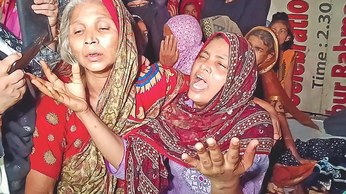 গাজীপুরে সাংবাদিক আসাদুজ্জামানের স্ত্রী মুক্তা বেগম স্বামী হত্যার বিচার চাইতে গিয়ে কান্নায় ভেঙে পড়েন। গতকাল সন্ধ্যায় ময়মনসিংহের ফুলবাড়িয়ার ভাটিপাড়া গ্রামে