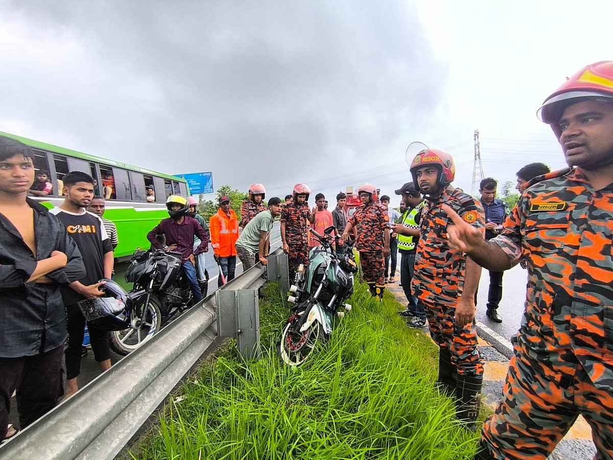 মুন্সিগঞ্জের শ্রীনগর উপজেলায় ঢাকা-মাওয়া এক্সপ্রেসওয়ে থেকে মো. সিয়াম নামের এক মোটরসাইকেলসহ চালকের লাশ উদ্ধার করা হয়েছে। আজ শুক্রবার সকাল সাড়ে সাতটার দিকে এক্সপ্রেসওয়ের উমপাড়া এলাকায়
