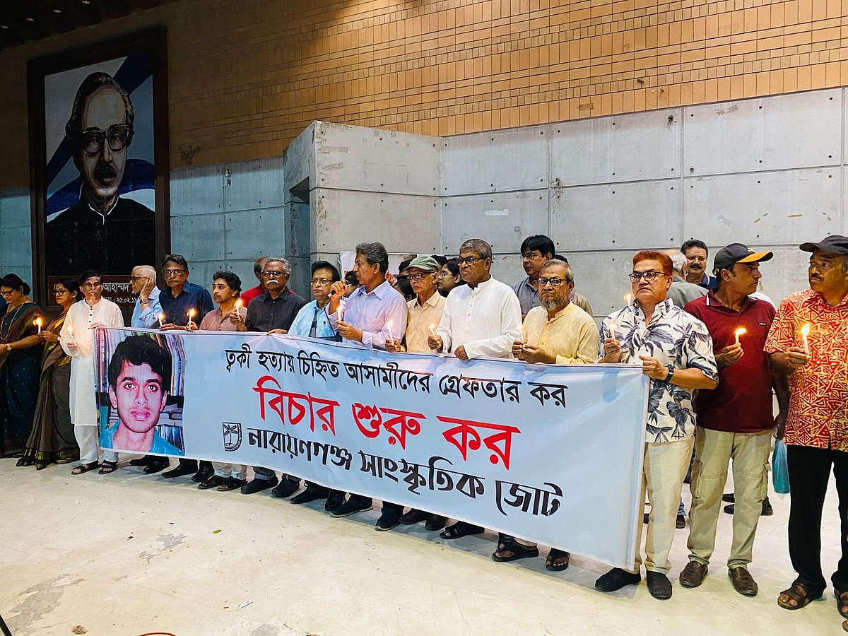 নারায়ণগঞ্জ সাংস্কৃতিক জোটের মোমশিখা প্রজ্জ্বালন কর্মসূচি। শুক্রবার সন্ধ্যায় নগরের আলী আহাম্মদ চুনকা নগর পাঠাগার মিলনায়তন প্রাঙ্গণে