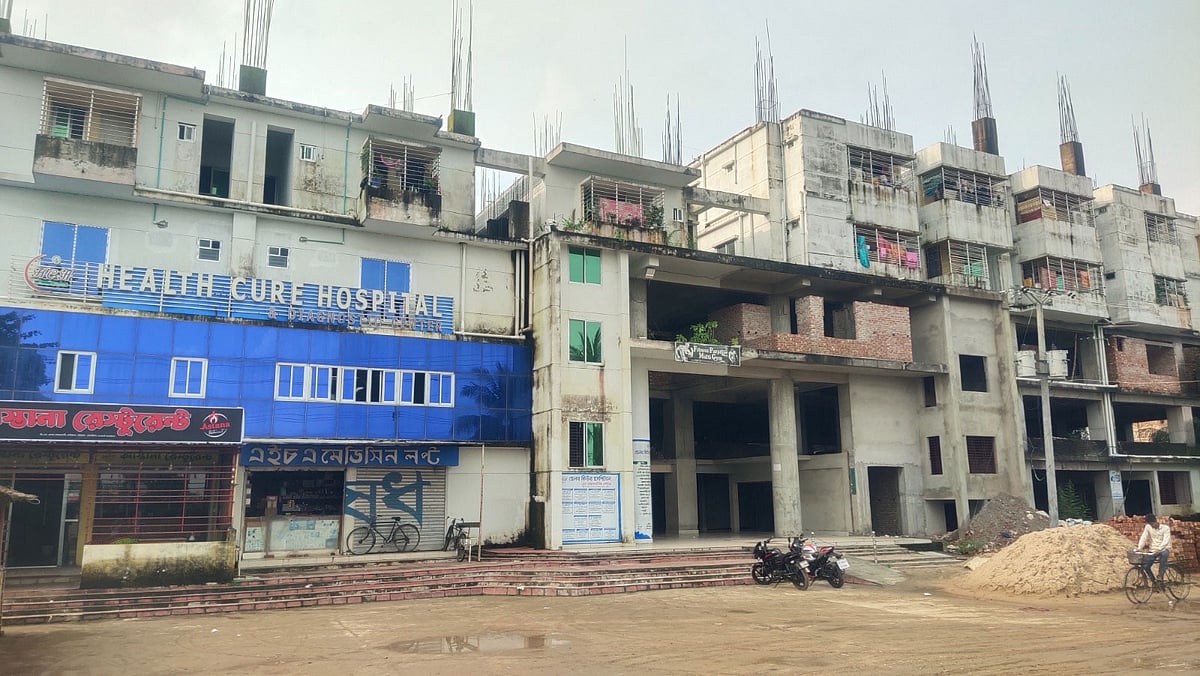 শত বছরের পুকুর ভরাট করে গড়ে তোলা হয়েছে পাঁচতলা বাণিজ্যিক ভবন। গত বুধবার বিকেলে চট্টগ্রামের রাউজানের পাহাড়তলী ইউনিয়নের চৌমুহনী বাজারে