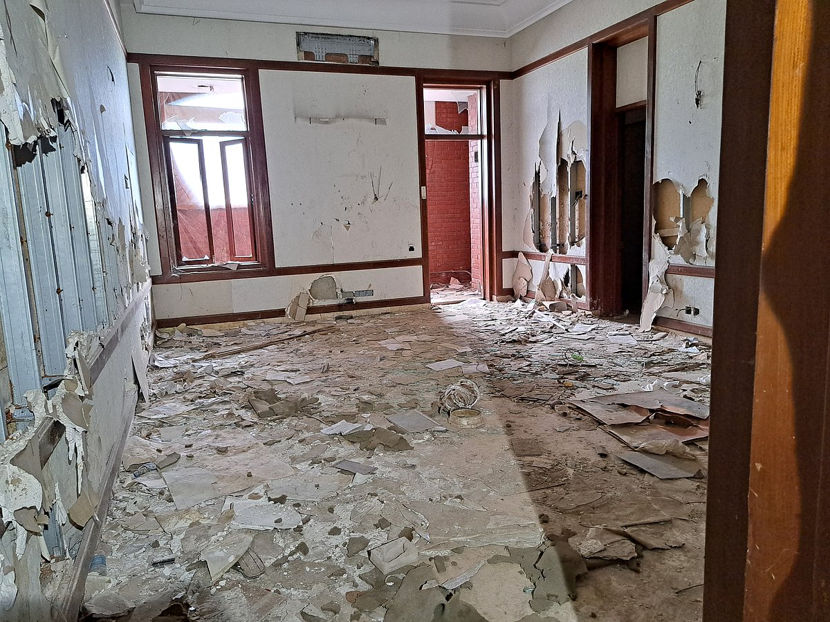 গত বছর ৫ আগস্ট আওয়ামী লীগ সরকার পতনের পর গণভবনে ঢুকে ব্যাপক ভাঙচুর চালায় বিক্ষুব্ধ লোকজন