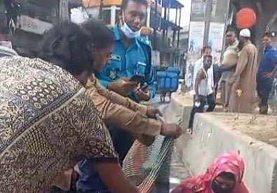 চট্টগ্রাম নগরের দেওয়ানহাট মোড়ে সড়কের পাশে সন্তান জন্ম দেওয়া নারী ও নবজাতককে উদ্ধার করে হাসপাতালে পাঠায় ট্রাফিক পুলিশ। আজ সকালে